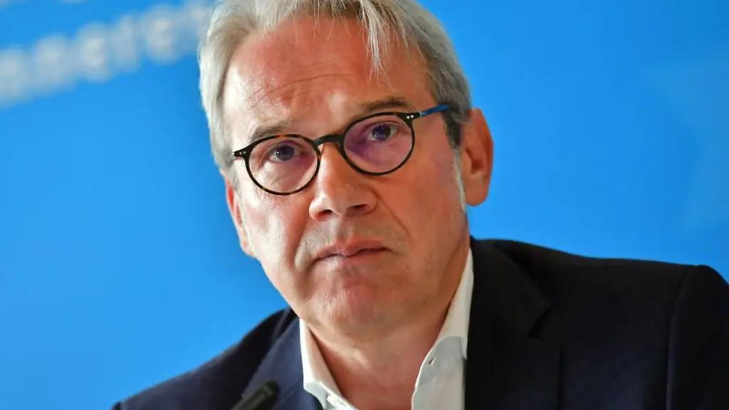 Thueringens-Innenminister-Georg-Maier-spricht-in-Arnstadt