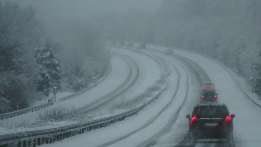 Schnee-liegt-auf-der-Autobahn-A66-bei-Fulda-am-Vormittag-nachdem-es-in-Osthessen-stark-geschneit-hatte