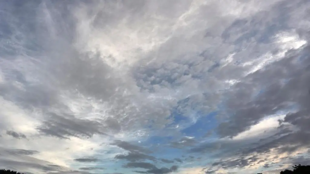 Eine-aufreissende-Wolkendecke-zieht-ueber-eine-Wiese-hinweg