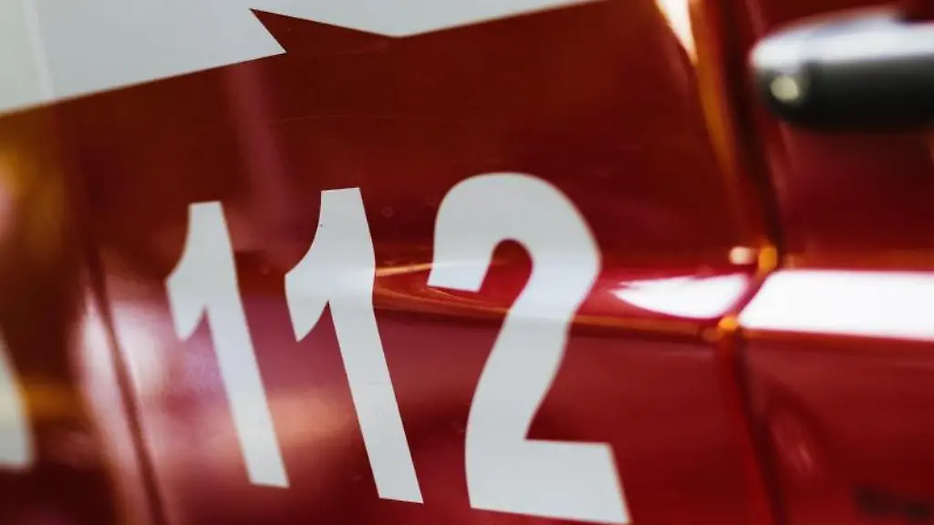 Ein-Feuerwehrfahrzeug-steht-auf-dem-Hof-eines-Feuerwehrgeraetehauses