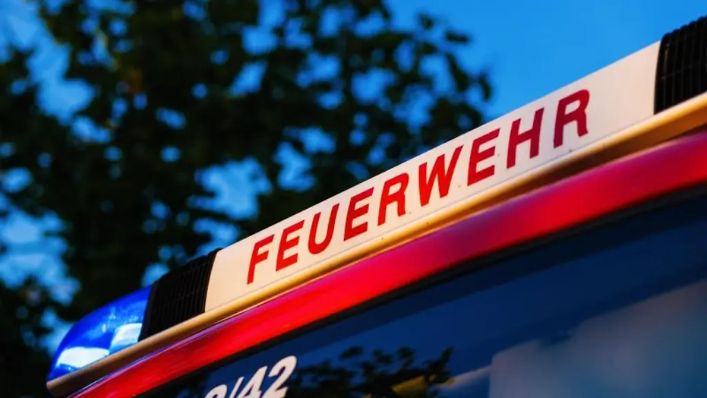 Das-Blaulicht-leuchtet-auf-dem-Dach-eines-Einsatzfahrzeugs-der-Feuerwehr