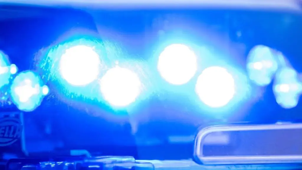 Ein-Blaulicht-leuchtet-auf-dem-Dach-einer-Polizeistreife