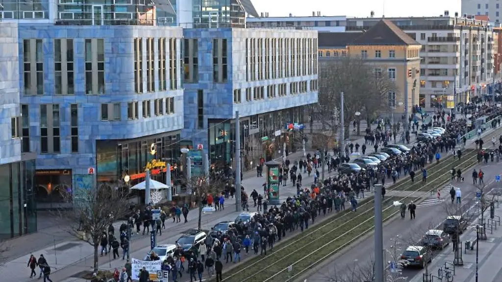 Teilnehmer-des-Protests-gegen-die-Corona-Politik-ziehen-durch-die-Innenstadt-von-Magdeburg