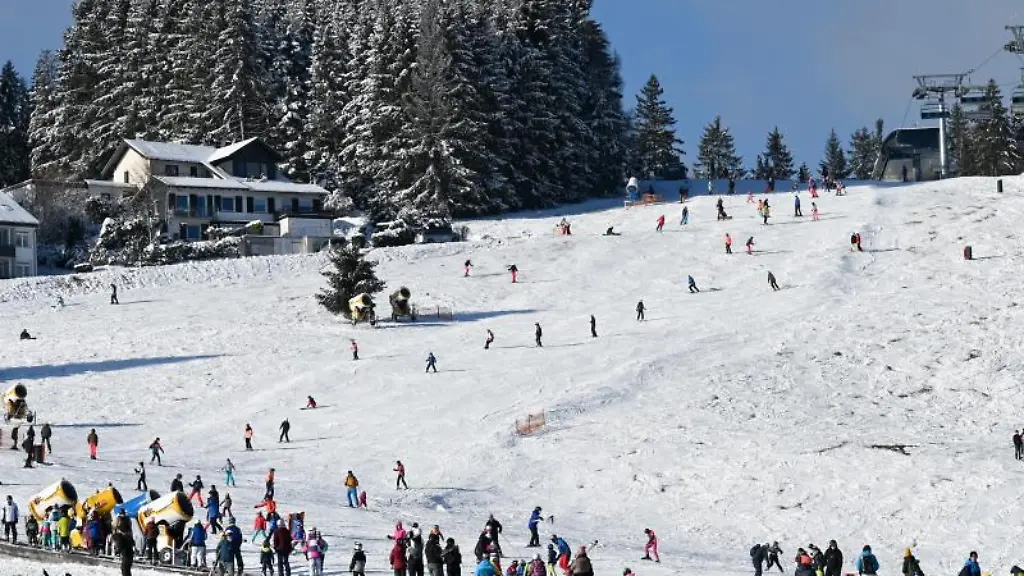 Skifahrer-sind-bei-Sonnenschein-am-Ritzhagen-Hang-unterwegs
