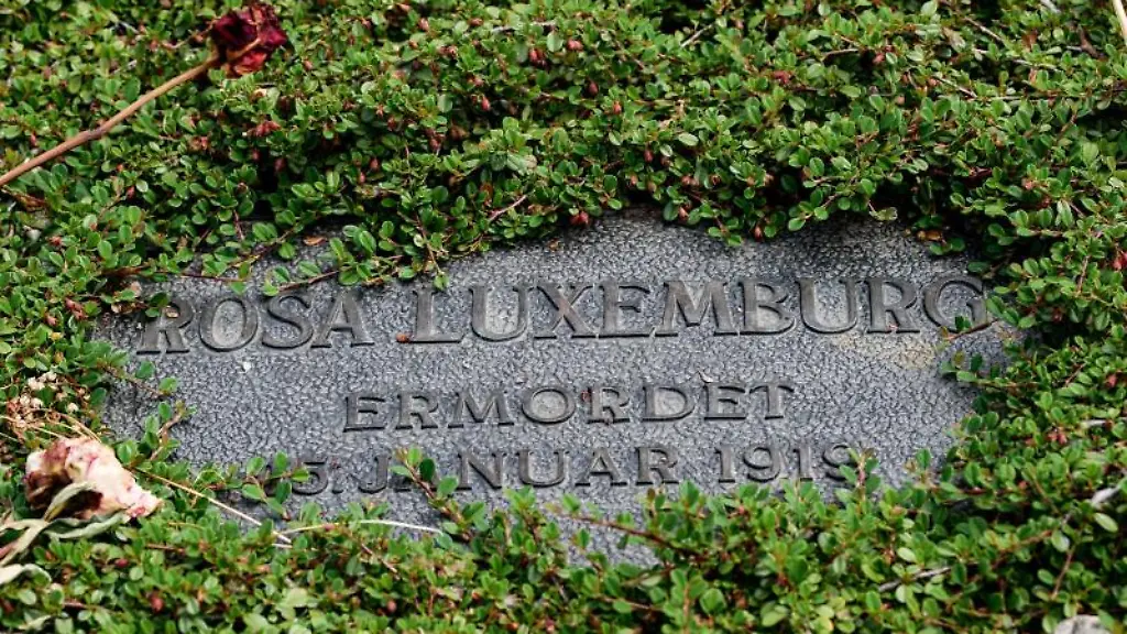Das-Grab-von-Rosa-Luxemburg-im-Rondell-der-Gedenkstaette-der-Sozialisten