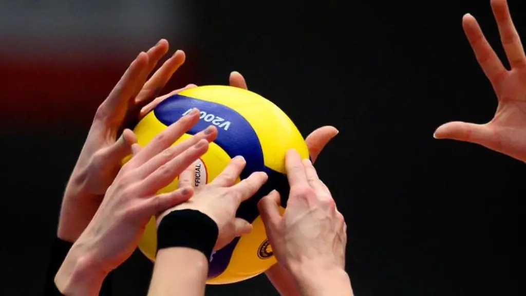 Volleyballspielerinnen-am-Ball