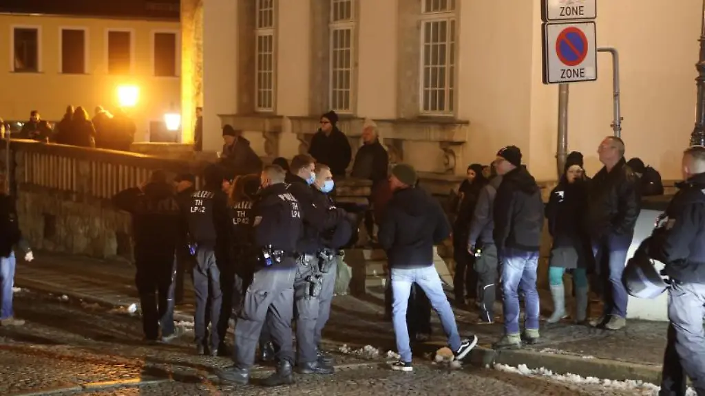 Polizeibeamte-kontrollieren-einige-Teilnehmer-eines-sogenannten-Spazierganges-gegen-Corona-Massnahmen