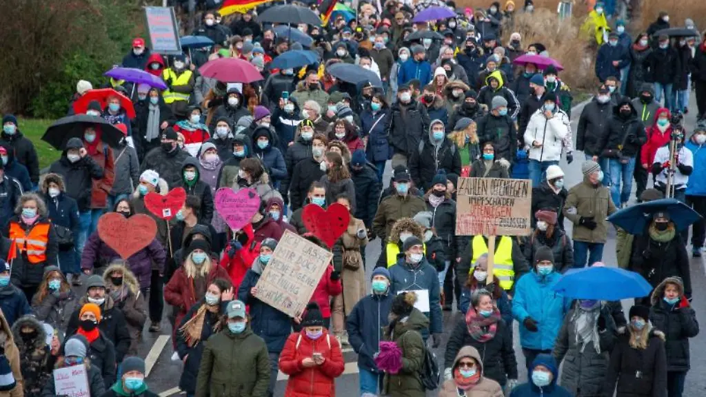 Etwa-1200-Gegner-der-Coronamassnahmen-der-Bundesregierung-ziehen-durch-den-Stadtteil-Trier-Euren