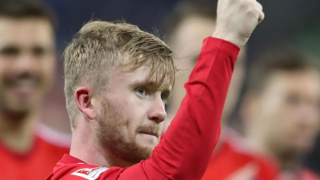 Tommy-Doyle-feiert-einen-Treffer