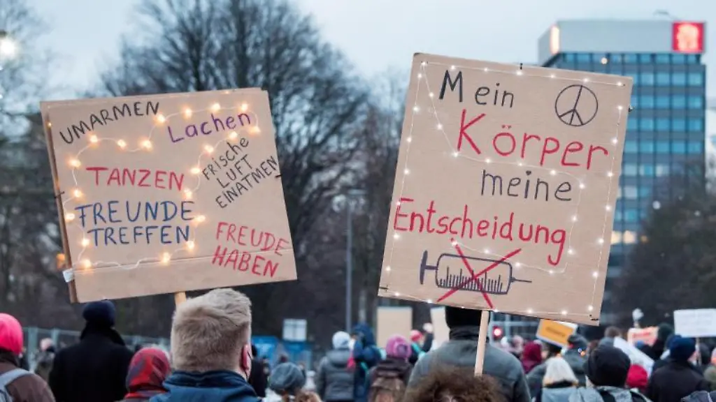 Teilnehmer-einer-Demonstration-gegen-Corona-Einschraenkungen-ziehen-durch-die-Innenstadt