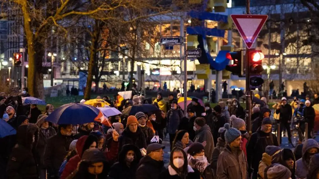 Teilnehmer-einer-Demonstratio-gehen-am-Willy-Brandt-Platz-entlang-Foto-Hannes-P