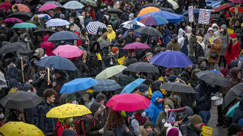 Zahlreiche-Menschen-haben-sich-versammelt-um-gegen-die-Corona-Massnahmen-zu-demonstrieren