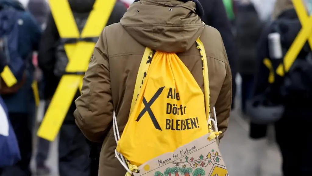 Demonstranten-gehen-mit-Kreuzen-zu-dem-Ort-Luetzerath