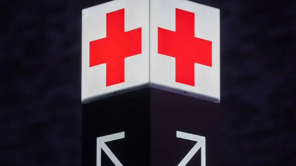 Ein-Pfeil-weist-den-Weg-zur-Notaufnahme-eines-Krankenhauses