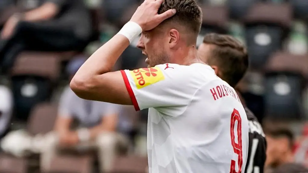 Kiels-Holmbert-Aron-Fridjonsson-haelt-sich-die-Hand-an-den-Kopf