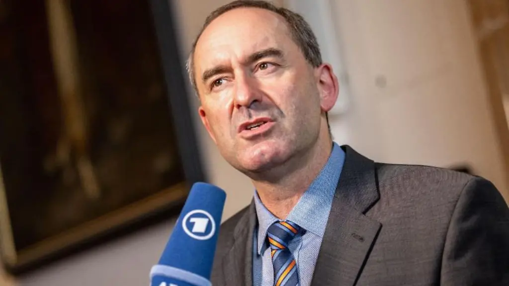 Hubert-Aiwanger-Wirtschaftsminister-und-Landesvorsitzender-der-Freien-Waehler-gibt-ein-Interview