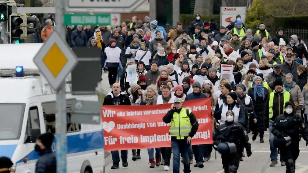 Teilnehmer-einer-Demonstration-gegen-die-Corona-Politik-gehen-durch-Schwerin