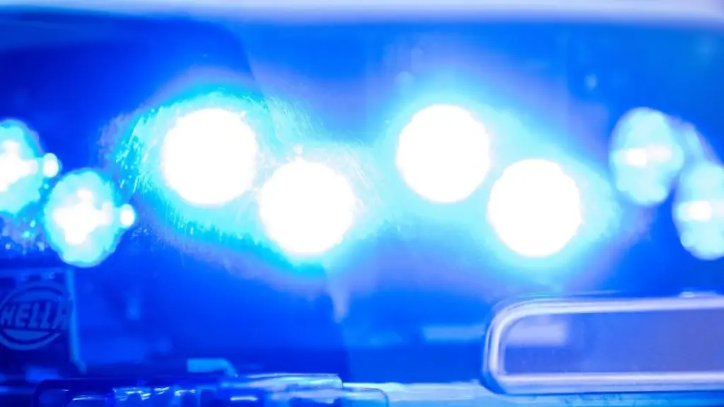 Ein-Blaulicht-leuchtet-auf-dem-Dach-einer-Polizeistreife