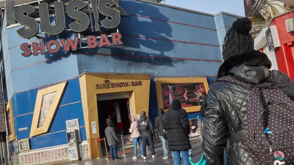 Menschen-warten-vor-Susis-Show-Bar-auf-der-Reeperbahn