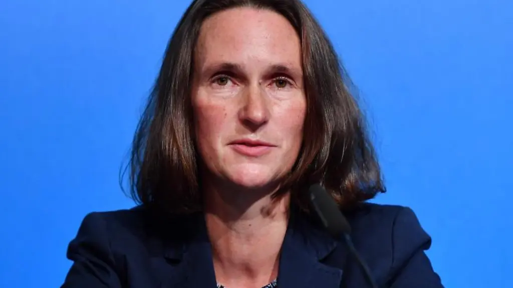 Mirjam-Kruppa-bei-einer-Pressekonferenz