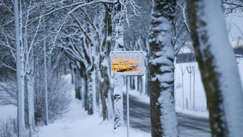 Ein-Ortsschild-ist-mit-Schnee-bedeckt