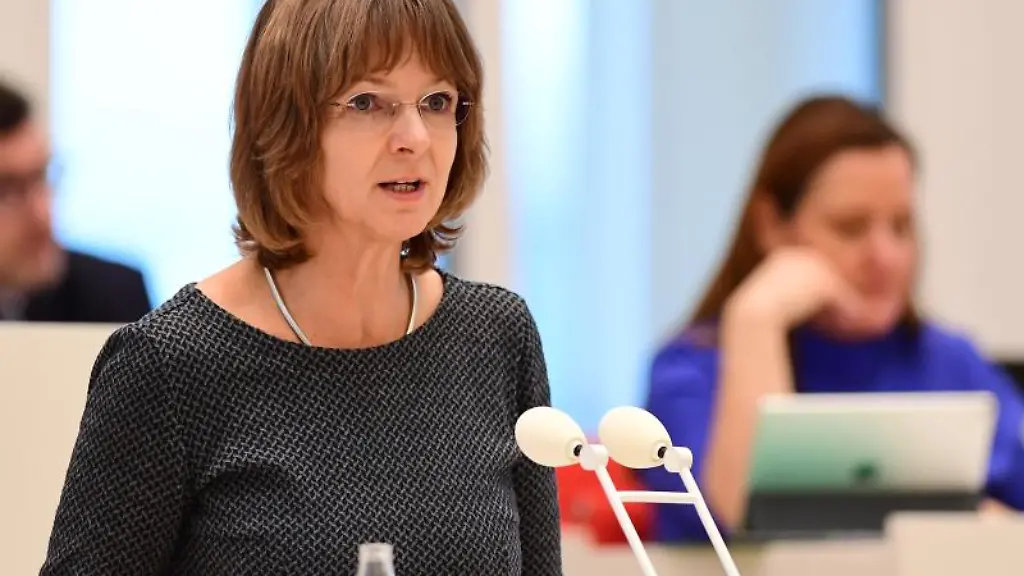 Abgeordnete-Isabell-Hiekel-Gruene-spricht-bei-einer-Landtagssitzung