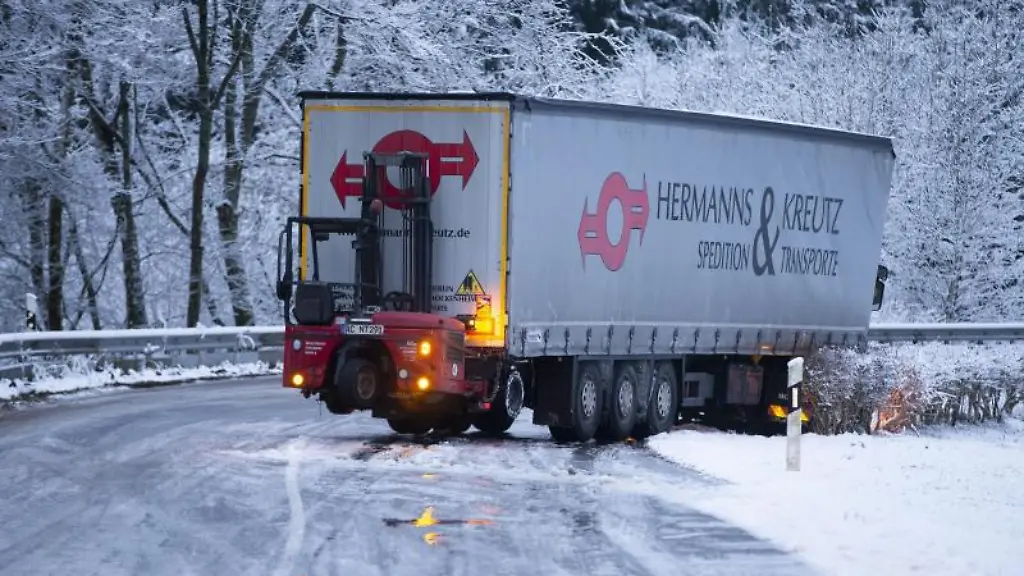 Ein-LKW-ist-aufgrund-von-Schnee-und-Glatteis-von-der-Strasse-abgekommen