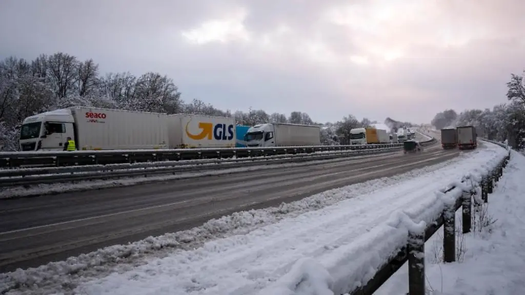 Lastwagen-stehen-auf-der-verschneiten-A3-bei-Idstein-Foto-Maximilian-See-Wiesbaden112