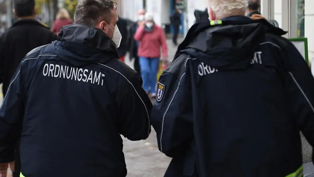 Das-Ordnungsamt-kontrolliert-die-Einhaltung-der-Maskenpflicht-auf-der-Bergmannstrasse