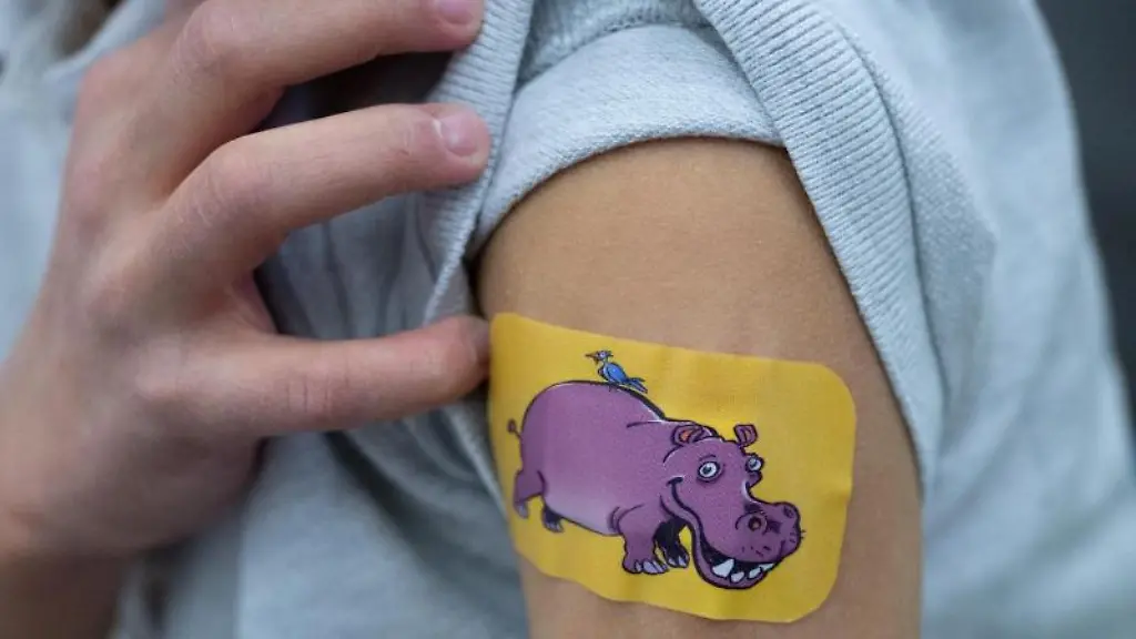 Ein-gerade-geimpftes-Kind-hat-ein-Pflaster-mit-einem-Nilpferd-Motiv-auf-dem-Arm