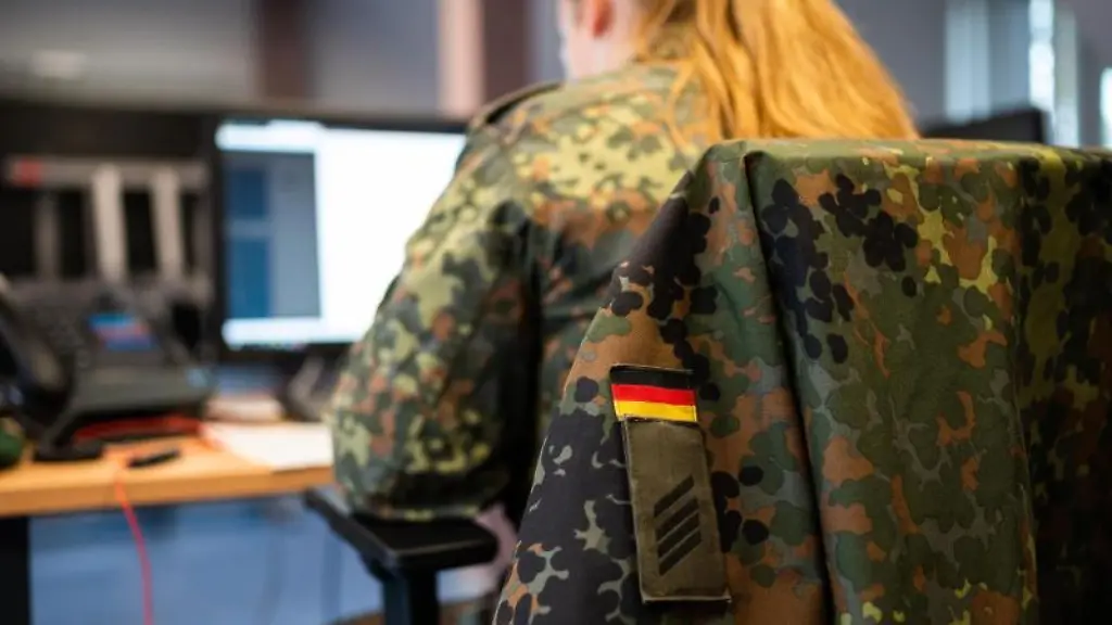 Eine-Soldatin-der-Bundeswehr-unterstuetzt-bei-der-Corona-Kontaktnachverfolgung