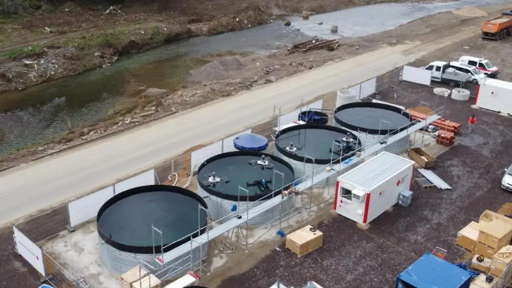 Eine-mobile-Klaeranlage-des-Roten-Kreuzes-an-der-Ahr