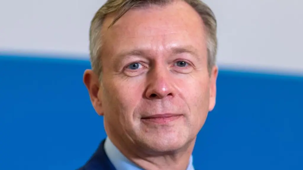 Heiko-Geue-bei-einem-Fototermin-in-der-Staatskanzlei