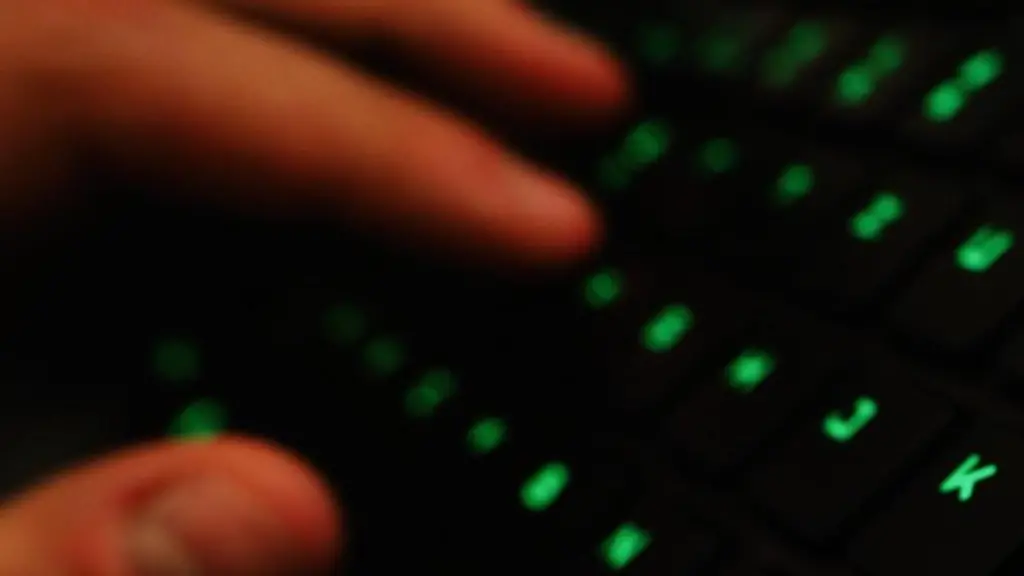 Ein-Mann-tippt-auf-einer-beleuchteten-Tastatur