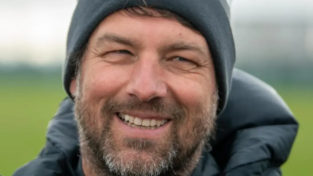 FCA-Trainer-Markus-Weinzierl-lacht-nach-dem-ersten-nicht-oeffentlichen-Mannschaftstraining-des-FC-Augsburg-auf-dem-Trainigsgelaende-an-der-WWK-Arena