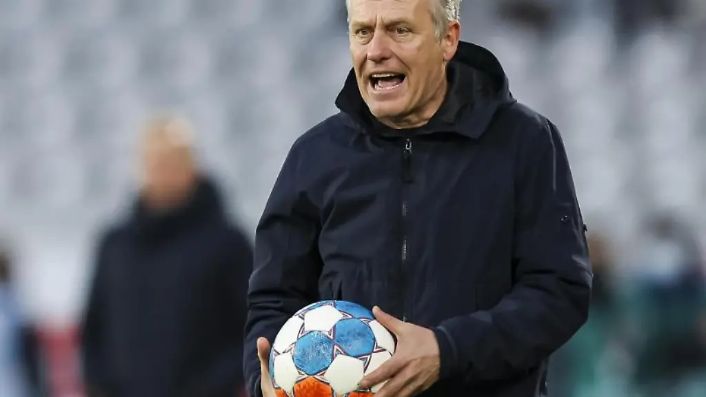 Freiburgs-Trainer-Christian-Streich-gestikuliert