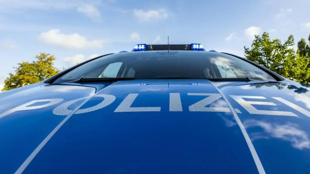 Auf-der-Motorhaube-eines-Streifenwagens-steht-der-Schriftzug-Polizei