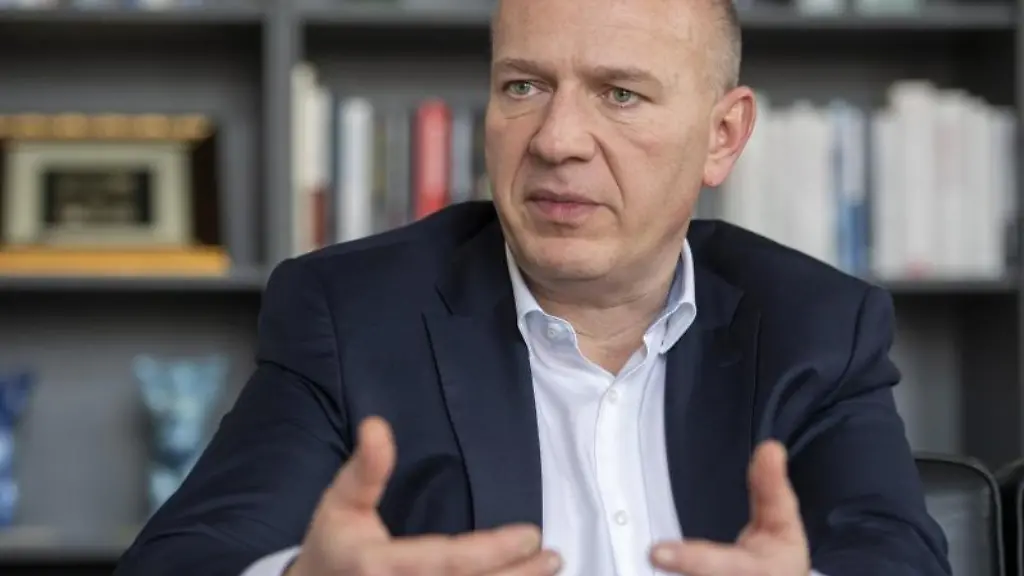 Der-Berliner-CDU-Vorsitzende-Kai-Wegner-spricht-bei-einem-Interview-im-Abgeordnetenhaus