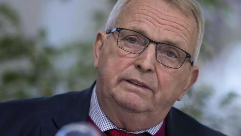 Agrar-und-Umweltminister-Till-Backhaus-SPD-spricht-bei-einer-Pressekonferenz