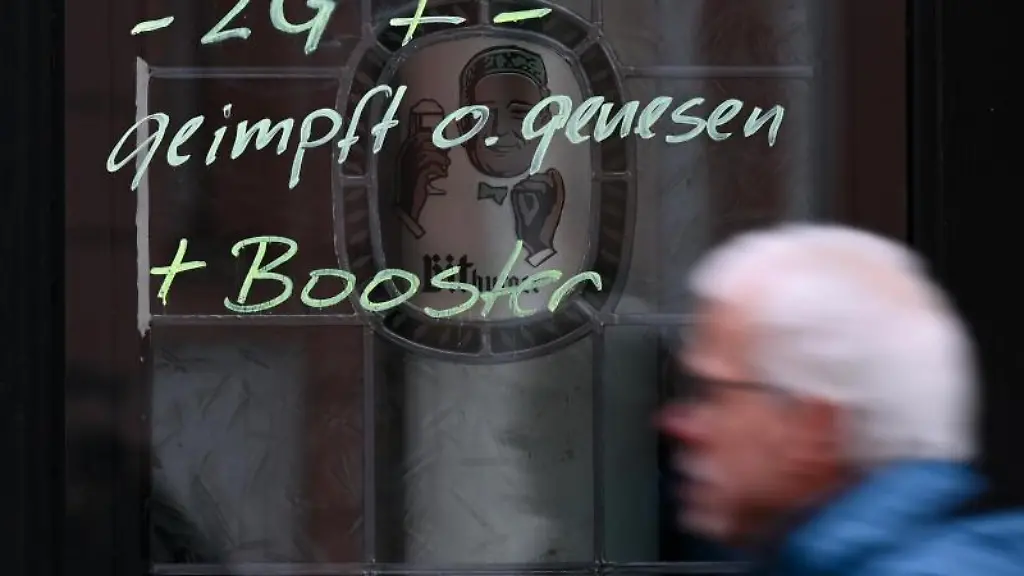 Der-Hinweis-zur-2G-plus-Regel-steht-am-Fenster-einer-Kneipe