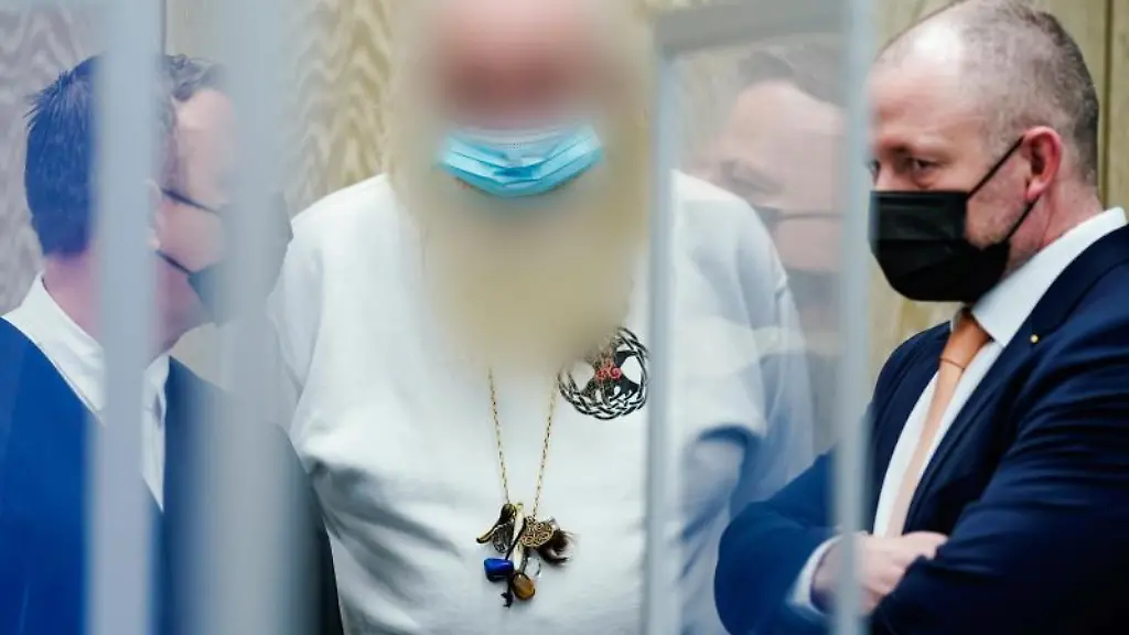 Karl-B-M-einer-der-Angeklagten-spricht-im-Verhandlungssaal-des-Landgerichts-mit-seinen-Anwaelten