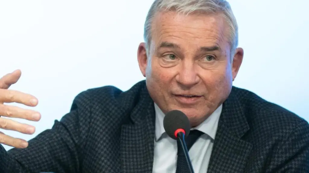 Thomas-Strobl-CDU-Innenminister-von-Baden-Wuerttemberg-spricht-im-Landtag-zu-den-Journalisten