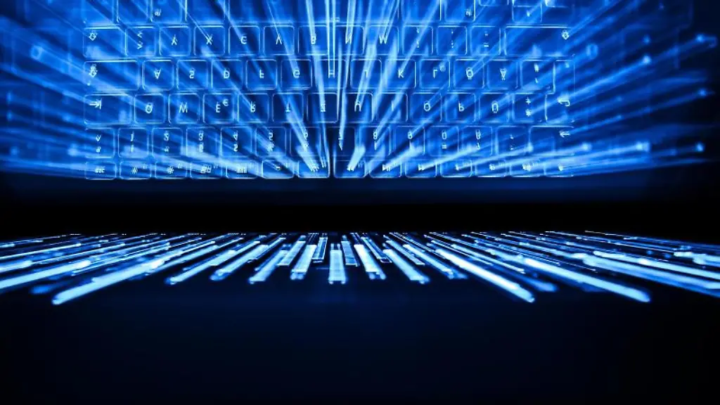 Die-beleuchtete-Tastatur-eines-Laptops-spiegelt-sich-im-Bildschirm