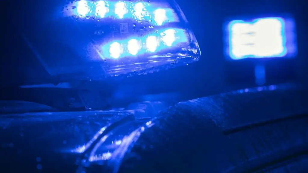 Blaulicht-auf-einem-Polizeifahrzeug