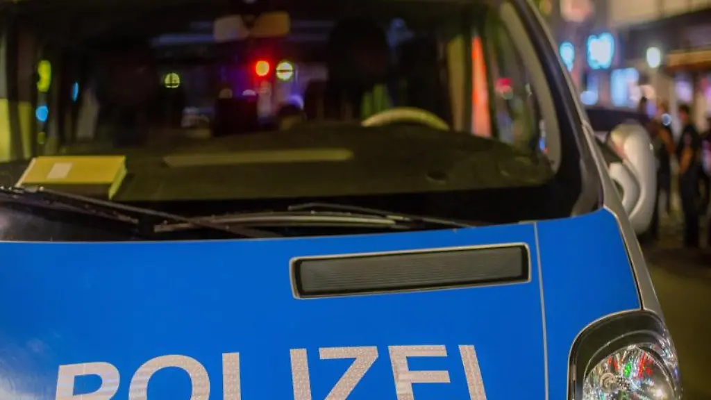 Ein-Einsatzfahrzeug-der-Polizei-steht-bei-einer-Kontrolle-auf-der-Strasse