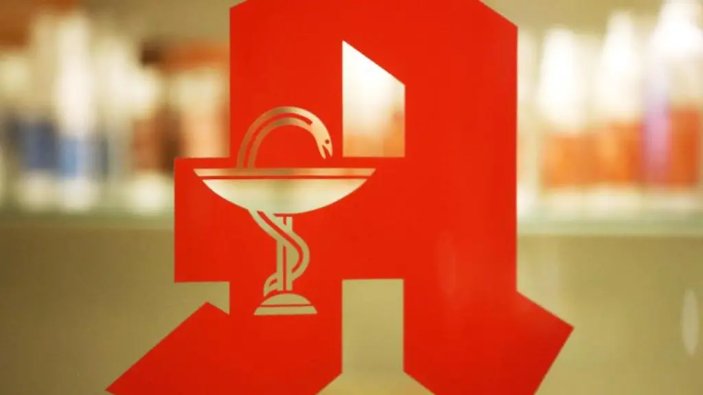 Ein-Apothekenzeichen-ist-am-Eingang-einer-Apotheke-angebracht