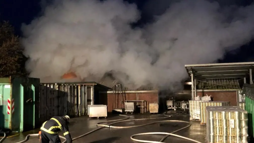 Feuerwehrleute-loeschen-im-Stadtteil-Curslack-einen-Brand-einer-Gewerbehalle