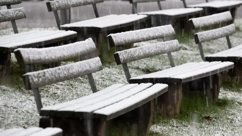 Die-Sitzbaenke-an-einem-Sportplatz-in-Bielefeld-sind-mit-Schnee-bedeckt