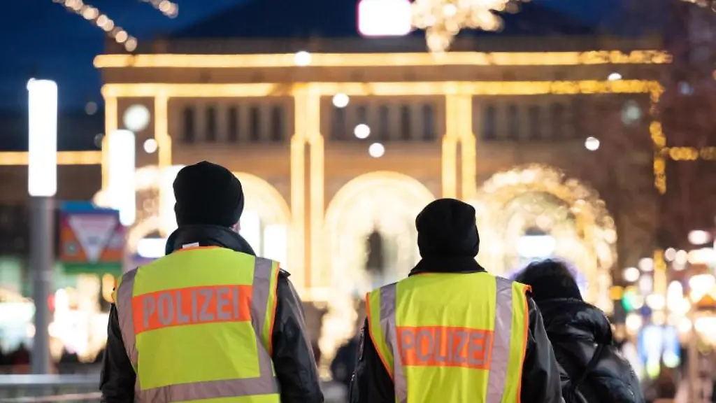 Polizisten-laufen-vom-Weihnachtsmarkt-zum-Hauptbahnhof
