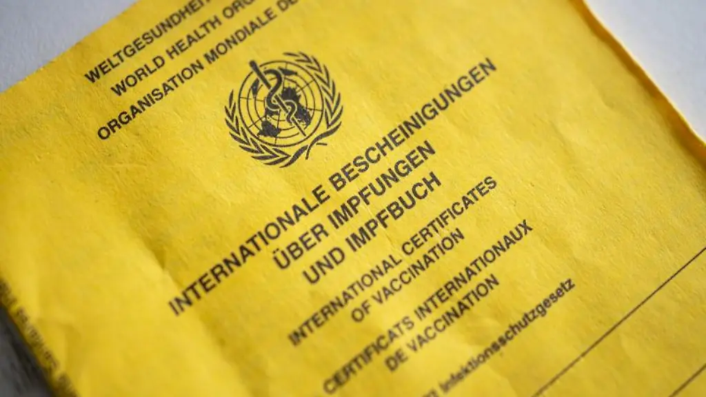 Ein-Impfbuch-liegt-auf-einem-Tisch